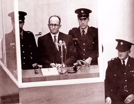 Tội phạm Đức Quốc xã Adolf Eichmann bị đưa ra xét xử ở Jerusalem vào năm 1961.