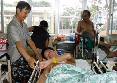 Uyển được người nhà của các bệnh nhân khác thương tình chăm sóc. Ảnh: Dân trí.