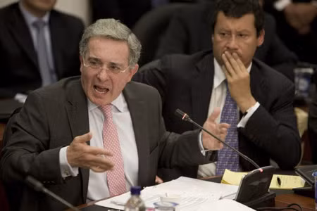 Cựu Tổng thống Alvaro Uribe tại một phiên điều trần về vai trò của ông trong vụ bê bối nghe lén của tình báo Colombia.