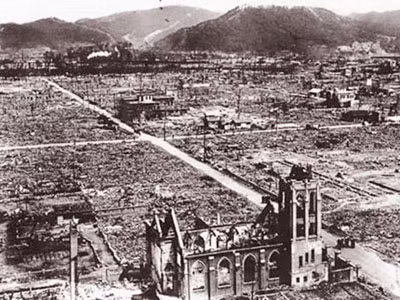 Thành phố Hiroshima bị san thành bình địa sau vụ ném bom.