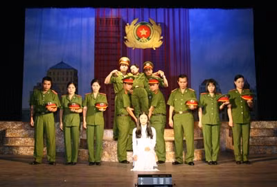 Một cảnh trong vở “Vòng xoáy” - Đoàn Cải lương Thái Bình.