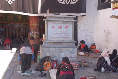 Trước chùa Đại Chiêu Tự.