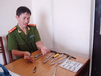 Trung tá Lê Tiến Vinh đang kiểm đếm đồ nghề trộm xe của bọn trộm.