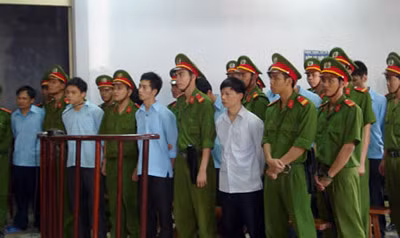 Các bị cáo trước vành móng ngựa.