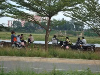 Không ít các đôi bạn nam nữ sinh viên trở thành nạn nhân của nạn trấn lột. (Ảnh minh họa).