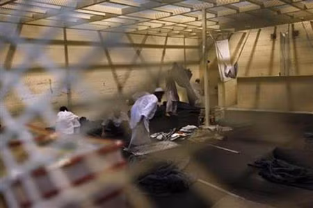 Các tù nhân Afghanistan bị giam trong nhà tù Parwan, ngày 23/3/2011, gần căn cứ không quân Mỹ Bagram.