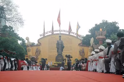 Một người dân thủ đô tham dự Lễ hội với dòng chữ "Tôi yêu Hà Nội". Lực lượng CSGT tổ chức phân luồng giao thông phục vụ Đại lễ bất kể ngày hay đêm. Du khách từ nhiều nơi đổ về xung quanh khu vực Hồ Gươm trong những ngày diễn ra Lễ kỷ niệm Đại lễ 1000 năm Thăng Long - Hà Nội. Cờ hoa rực rỡ trên khắp các con phố mừng thủ đô Hà Nội 1000 năm tuổi. Hồ Gươm lộng lẫy, huyền ảo trong ánh sáng lade hiện đại. Khu vực Tượng đài Lý Thái Tổ trở thành một sân khấu hoành tráng trong những ngày diễn ra lễ hội. Du khách tham quan phố cổ Hà Nội bằng xe điện. Hoàng thành Thăng Long ngay sau khi mở cửa đã thu hút hàng vạn lượt du khách tham quan. Liên hoan thư pháp tại Văn Miếu, Quốc Tử Giám. Liên hoan nghệ thuật diều với chủ đề "Hà Nội - Bầu trời hòa bình" đã thu hút hàng ngàn người tham dự. Phóng viên tác nghiệp tại lễ hội. Lực lượng CSCĐ đảm bảo trật tự an ninh trong dịp Đại lễ 1000 năm Thăng Long - Hà Nội.