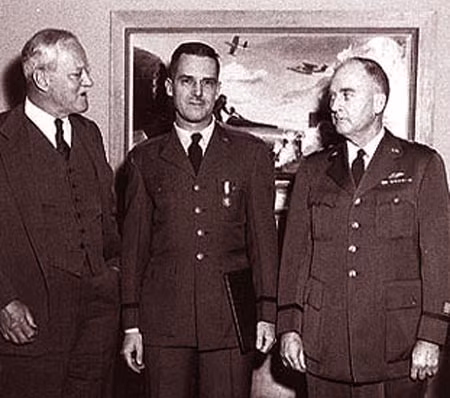 Lansdale cùng Allen Dulles - phó giám đốc CIA từ năm 1951 đến 1953 và tướng Cabel.