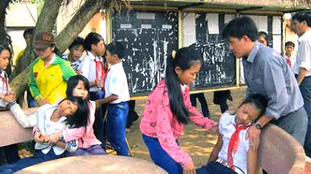 Học sinh bị hysteria hàng loạt.