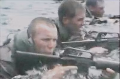 Biệt kích Mỹ thuộc Navy Seals đang luyện tập trên sông.