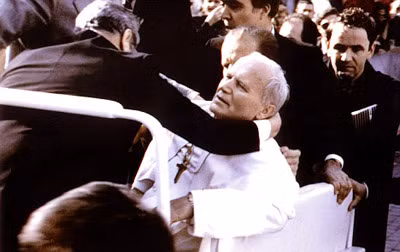 Giáo hoàng John Paul II ngã ra sau khi bị bắn 4 phát đạn.