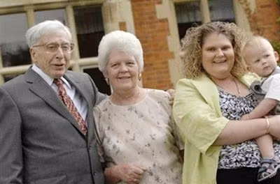 Giáo sư Robert Edwards, bà Lesley Brown, chị Louise Joy Brown và bé Cameron Mullinder chụp ảnh kỷ niệm tháng 7/2008.