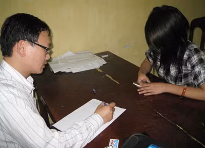 Điều tra viên đang ghi lời khai của một đối tượng trong vụ án.
