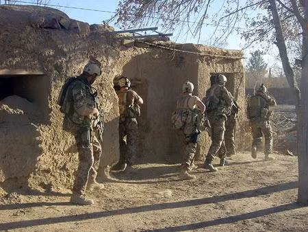 Lính biệt kích lùng sục trên chiến trường Afghanistan.