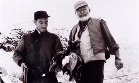 Nhà văn AE Hotchner (trái) và nhà văn Ernest Hemingway trong một chuyến đi săn vào năm 1958.