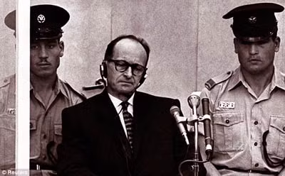 Adolf Eichmann trong phiên tòa xét xử ở Jerusalem, năm 1961.
