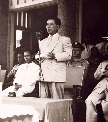 Ngô Đình Diệm năm 1955 - viên sĩ quan Mỹ ngồi sau Ngô Đình Diệm là E. Lansdale.