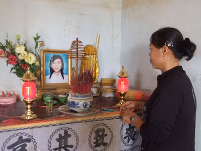 Chị Võ Thị Tâm bên bàn thờ con gái Trần Thị Tuyết Phượng.