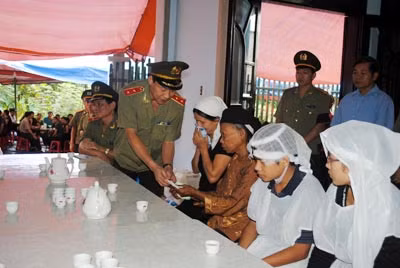 Trung tướng Lê Quý Vương - Thứ trưởng Bộ Công an, chia buồn với gia đình đồng chí Hứa Văn Tấn.