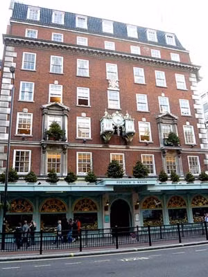 Trung tâm thương mại Fortnum & Mason tráng lệ.