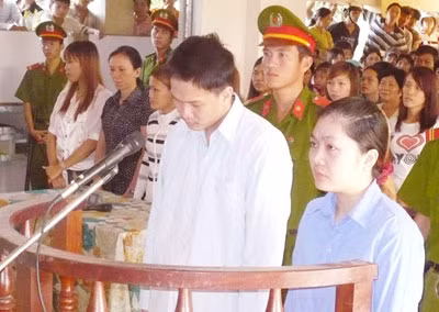Hai bị cáo trước tòa.