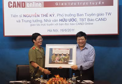 Trung tướng, Nhà văn Hữu Ước trao tấm ảnh lưu niệm cho Tiến sĩ Nguyễn Thế Kỷ.