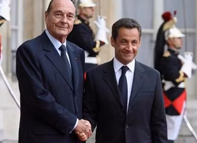 Tổng thống Sarkozy và Tổng thống tiền nhiệm Chirac.