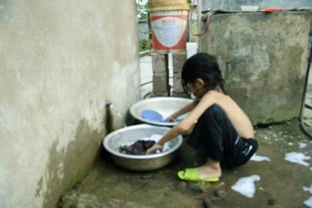 Bé Vì Thị Nga, em gái của Vì Văn Nguyên, nay đã học lớp 9.