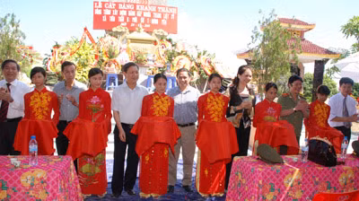 Đồng chí Trung tướng Phạm Minh Chính, Thứ trưởng Bộ Công an; đồng chí Bí thư Tỉnh ủy Hưng Yên Nguyễn Văn Cường; đồng chí Trung tướng Hữu Ước, Phó Tổng cục trưởng Tổng cục XDLL-CAND, Tổng Biên tập Báo CAND, lãnh đạo chính quyền địa phương và doanh nghiệp cắt băng khánh thành Nghĩa trang liệt sĩ xã Tiên Tiến.