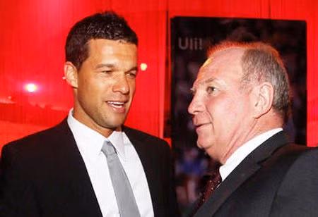 Cầu thủ Michael Ballack (trái) đã từng bị Hoeness vùi dập không thương tiếc, chửi rủa "vì tiền bán danh dự" khi quyết định chuyển sang một đội bóng mới.