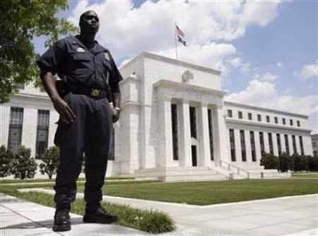 Nhân viên bảo vệ bên ngoài trụ sở FED Washington.