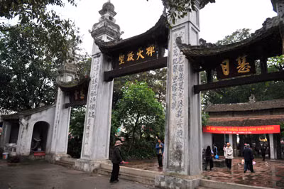 Chùa Láng được xây dựng từ thời Vua Lý Anh Tông (trị vì từ 1138 đến 1175). Chùa thờ Thiền sư Từ Đạo Hạnh.