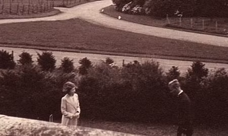 Lần đầu gặp mặt giữa Công chúa Elizabeth và Hoàng tử Philip của Hy Lạp - bức ảnh mới được tìm thấy của Hoàng gia Anh.