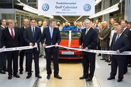 Tổng thống Christian Wulff (giữa) cắt băng khánh thành dây chuyền lắp ráp mới của hãng ôtô Volkswagen.