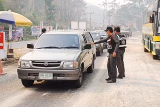 Cảnh sát Thái Lan kiểm tra xe từ Myanmar sang.