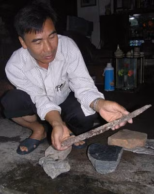 Thanh kiếm báu của bà Bùi Thị Hý trên tay người hậu duệ là anh Bùi Đức Hợi.