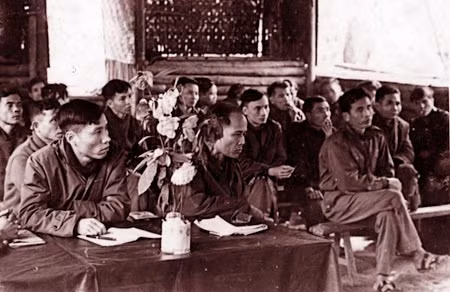 Hội nghị cán bộ An ninh Khu Trị Thiên Huế triển khai Nghị quyết Khu ủy về cuộc tấn công chiến lược tháng 3/1972. Ngồi bàn đầu ngoài cùng bên trái là đồng chí Phan Văn Lai (Nguyễn Thi), bên cạnh là đồng chí Bảy Thiêm, Phó trưởng ban An ninh khu Trị Thiên Huế.