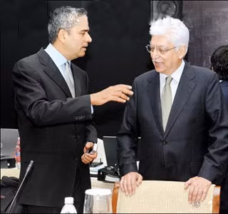 Anshu Jain (bên trái) trong buổi nhận giải thưởng của Thời báo Kinh tế trao cho những cá nhân xuất sắc của các tập đoàn tài chính , 25/9/2008.