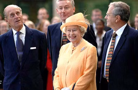Fred Goodwin những ngày ở đỉnh vinh quang (ảnh chụp cùng nữ hoàng Elizabeth II và Quận công Phillip).