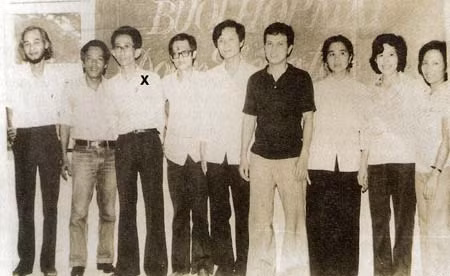 Đồng chí Năm Quang (người đứng thứ 3 từ trái sang), Cụm phó Cụm Điệp báo A10.