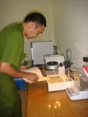 Trung tá Trần Văn Tình, trưởng phòng PC21 CA tỉnh Điện Biên với công việc hàng ngày.
