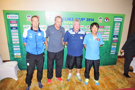 Dooley, Riedl, Booth, Miura (từ trái sang) chụp ảnh kỷ niệm trước khi đối đầu nhau trên sân cỏ.