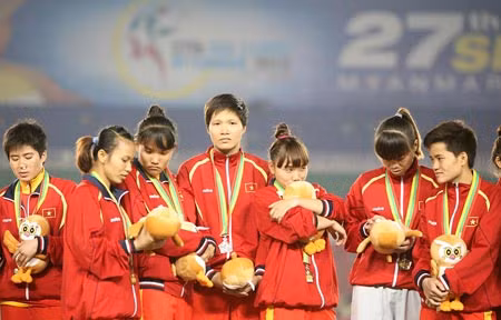Đội tuyển nữ Việt Nam với nỗi buồn bại trận tại chung kết SEA Games 27. H.M.