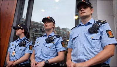 Cảnh sát Na Uy đứng gác trước tòa án ở Oslo xét xử vụ Anders Behring Breivik.