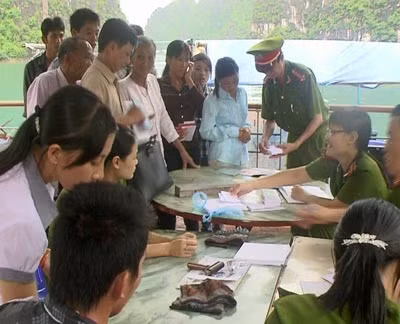 Công an phường Hùng Thắng phối hợp làm thủ tục cấp CMND cho bà con ngư dân thôn Cửa Vạn.