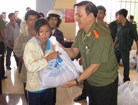 Quà Tết của báo CAND đến với bà con Đồng Nai ảnh 1