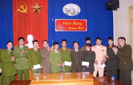 Tặng quà Tết cho Công an 2 huyện Trạm Tấu và Mù Căng Chải (Yên Bái) ảnh 1