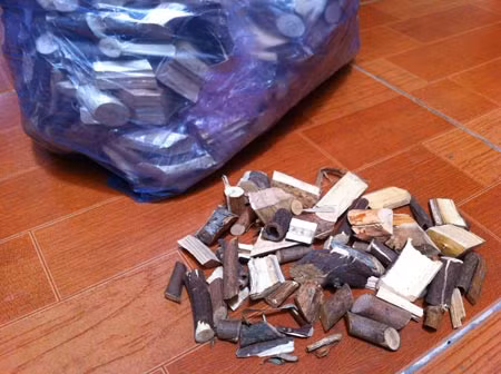 Túi thuốc của cô Tranh chỉ là cành cây chẻ nhỏ.