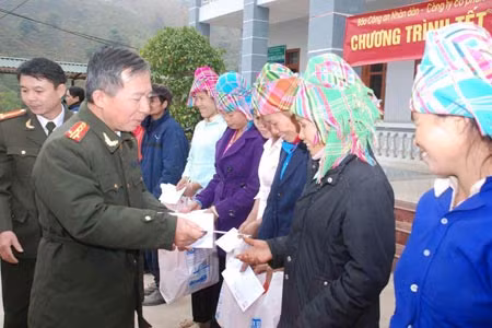 Đại tá Đặng Văn Lân, Phó TBT Báo CAND - Chuyên đề ANTG tặng quà người nghèo xã Bản Bo.