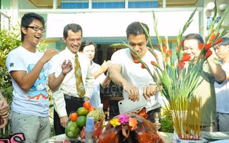 Việt Anh và ông Thế Phương (đeo cà vạt) trong buổi khai máy phim “Nơi tình yêu bắt đầu”.